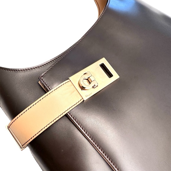 👜🔥 Salvatore Ferragamo Luxury Leather Hobo Purse Brown&Tan - Picture 4 of 15